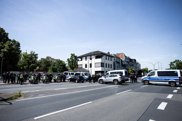 Finaltag der Amateure 2026: SC Fortuna Köln - FC Viktoria Köln; Sportpark Höhenberg, Köln; 23.05.2026 Polizei mit dem Großeinsatz beim Fanmarsch von SC Fortuna Köln Finaltag der Amateure 2026: SC Fortuna Köln - FC Viktoria Köln; Sportpark Höhenberg, Köln; 23.05.2026 Copyright: xBEAUTIFULxSPORTS Buriakovx
