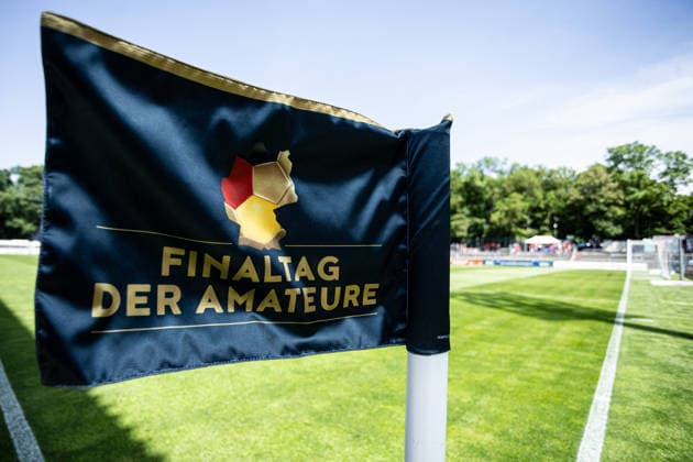 Finaltag der Amateure 2026: SC Fortuna Köln - FC Viktoria Köln; Sportpark Höhenberg, Köln; 23.05.2026 Symbolbild. Symbolbild, Eckflagge mit dem Blick auf Stadion im Sportpark Höhenberg vor dem Spiel. Finaltag der Amateure 2026: SC Fortuna Köln - FC Viktoria Köln; Sportpark Höhenberg, Köln; 23.05.2026 Copyright: xBEAUTIFULxSPORTS Buriakovx