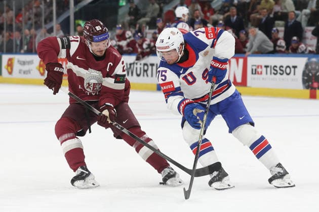 23.05.2026 Swiss Life Arena Zuerich , SCHWEIZ, Herren Eishockey IIHF World Championship, WM, Weltmeisterschaft Zurich 2026 Gruppe A LAT - USA Rudolfs Balcers (li,LAT) gegen Connor Clifton (USA)