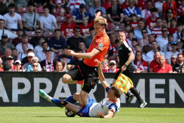 25 Ted Tattermusch (Energie Cottbus, oben) im Duell mit 16 Luca Grimm (Krieschow) Fussball Landespokal Brandenburgt 2025 2026 Finale FC Energie Cottbus - VfB Krieschow 1921