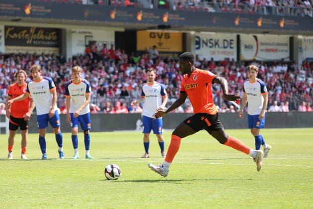 37 Merveille Biankadi (Energie Cottbus) erzielt per Elfmeter das 1-2 Fussball Landespokal Brandenburgt 2025 2026 Finale FC Energie Cottbus - VfB Krieschow 1921