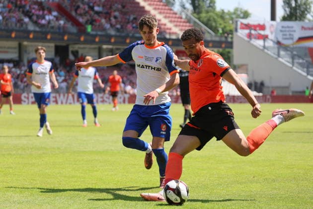 21 Leon Guwara (Energie Cottbus, r.), 19 Toby Michalski (Krieschow) Fussball Landespokal Brandenburgt 2025 2026 Finale FC Energie Cottbus - VfB Krieschow 1921