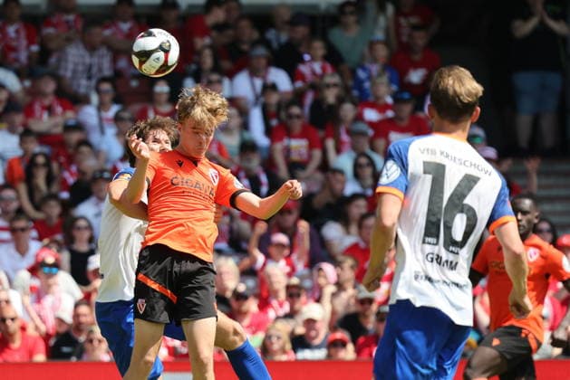 8 Lukas Michelbrink (Energie Cottbus) beim Kopfball Fussball Landespokal Brandenburgt 2025 2026 Finale FC Energie Cottbus - VfB Krieschow 1921