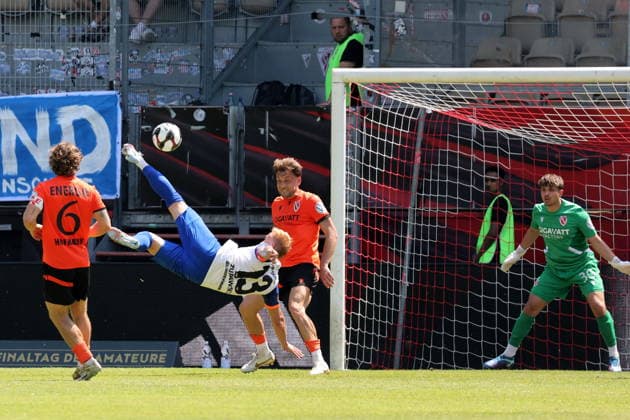 13 Martin Zurawski (Krieschow) beim Seitfallzieher Fussball Landespokal Brandenburgt 2025 2026 Finale FC Energie Cottbus - VfB Krieschow 1921