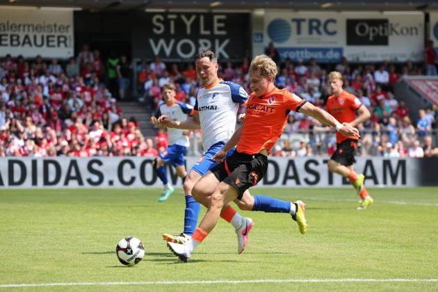 32 Finn Heidrich (Energie Cottbus, vorn) im Duell mit 2 Alexander Bittroff (Krieschow) Fussball Landespokal Brandenburgt 2025 2026 Finale FC Energie Cottbus - VfB Krieschow 1921