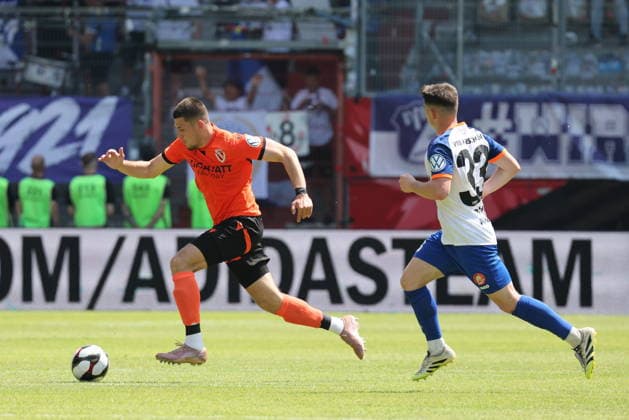 22 Mladen Cvjetinovic (Energie Cottbus, l.) verfolgt von 33 Paul Pahlow (Krieschow) Fussball Landespokal Brandenburgt 2025 2026 Finale FC Energie Cottbus - VfB Krieschow 1921