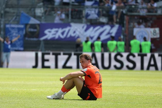 27 Dennis Slamar (Energie Cottbus) enttäuscht am Boden Fussball Landespokal Brandenburgt 2025 2026 Finale FC Energie Cottbus - VfB Krieschow 1921