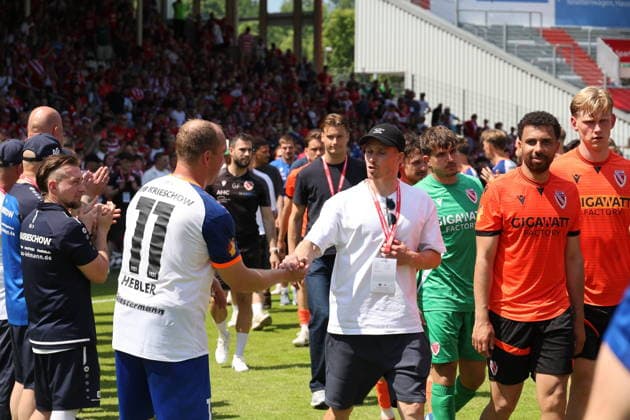 Siegerehrung für Energie Fussball Landespokal Brandenburgt 2025 2026 Finale FC Energie Cottbus - VfB Krieschow 1921