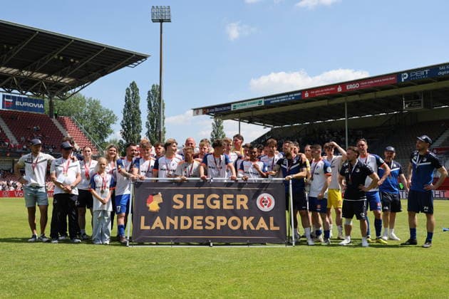 Siegerehrung für Energie Fussball Landespokal Brandenburgt 2025 2026 Finale FC Energie Cottbus - VfB Krieschow 1921