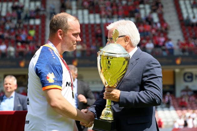 11 Andy Hebler (Krieschow) bekommt den Brandenburger Landespokal überreicht Fussball Landespokal Brandenburgt 2025 2026 Finale FC Energie Cottbus - VfB Krieschow 1921