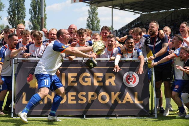 Sport Bilder des Tages Krieschow feiert den Landespokalsieg Fussball Landespokal Brandenburgt 2025 2026 Finale FC Energie Cottbus - VfB Krieschow 1921 *** Krieschow celebrates state cup victory Football State Cup Brandenburg 2025 2026 Final FC Energie Cottbus VfB Krieschow 1921