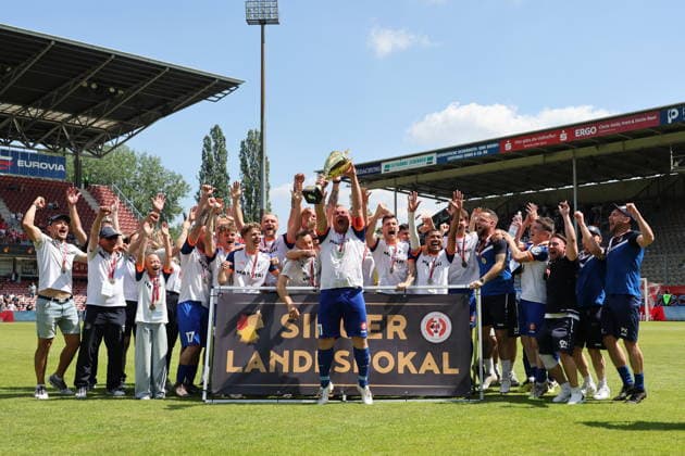 Krieschow feiert den Landespokalsieg Fussball Landespokal Brandenburgt 2025 2026 Finale FC Energie Cottbus - VfB Krieschow 1921