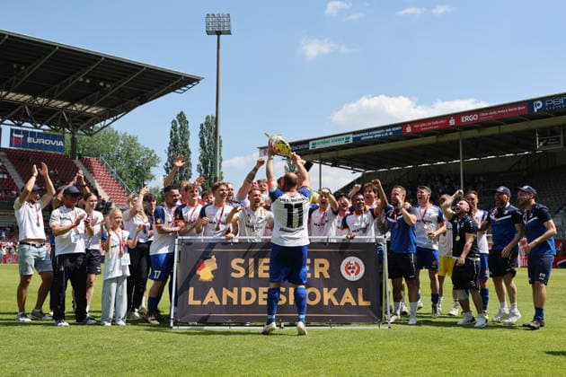 Krieschow feiert den Landespokalsieg Fussball Landespokal Brandenburgt 2025 2026 Finale FC Energie Cottbus - VfB Krieschow 1921