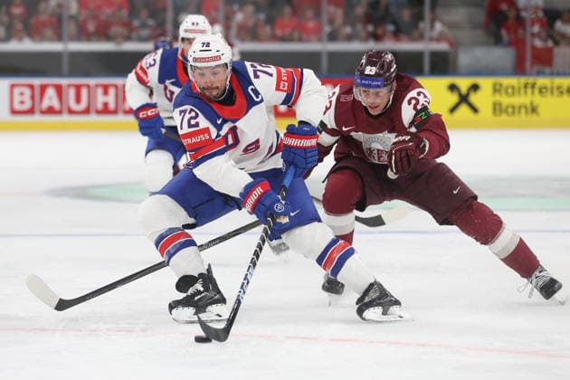 23.05.2026 Swiss Life Arena Zuerich , SCHWEIZ, Herren Eishockey IIHF World Championship, WM, Weltmeisterschaft Zurich 2026 Gruppe A LAT - USA Justin Faulk (li,USA) gegen Sandis Vilmanis (LAT)