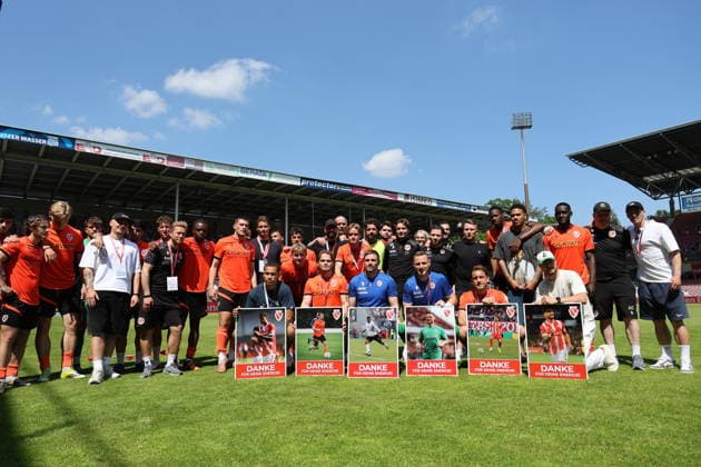 Energie-Mannschaftsfoto mit den scheidenden Spielern Fussball Landespokal Brandenburgt 2025 2026 Finale FC Energie Cottbus - VfB Krieschow 1921
