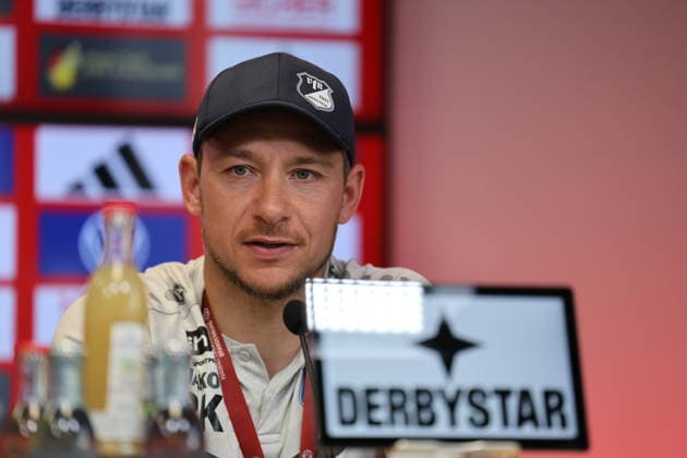 Trainer: Robert Koch (Krieschow) Fussball Landespokal Brandenburgt 2025 2026 Finale FC Energie Cottbus - VfB Krieschow 1921