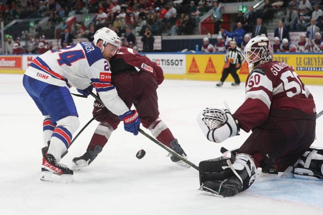 23.05.2026 Swiss Life Arena Zuerich , SCHWEIZ, Herren Eishockey IIHF World Championship, WM, Weltmeisterschaft Zurich 2026 Gruppe A LAT - USA Mathieu Olivier (li,USA) vor Torwart Kristers Gudlevskis (LAT)