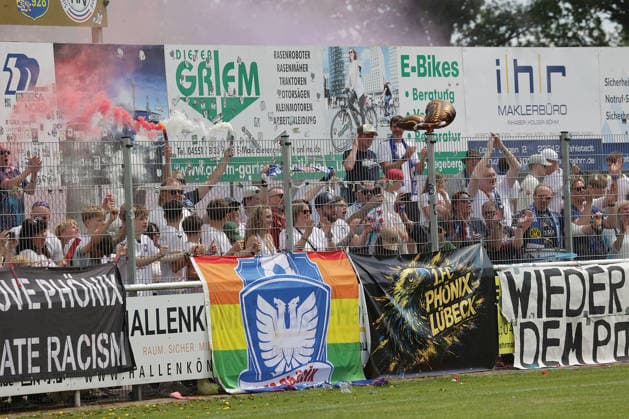 Fans von Phoenix Luebeck feiert den Pokalsieg Fussball, Herren, Saison2025 2026, Landespokalfinale Schleswig Holstein, Joda Park Todesfelde, SV Todesfelde gegen Phoenix Luebeck, 1-4 DFL REGULATIONS PROHIBIT ANY USE OF PHOTOGRAPHS AS IMAGE SEQUENCES AND OR QUASI-VIDEO.