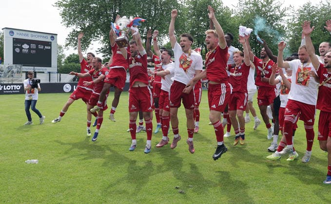 Fabio Maiolo (1. FC Phoenix Luebeck) und sein Team praesentiert den Fans den Landespokal Fussball, Herren, Saison2025 2026, Landespokalfinale Schleswig Holstein, Joda Park Todesfelde, SV Todesfelde gegen Phoenix Luebeck, 1-4 DFL REGULATIONS PROHIBIT ANY USE OF PHOTOGRAPHS AS IMAGE SEQUENCES AND OR QUASI-VIDEO.
