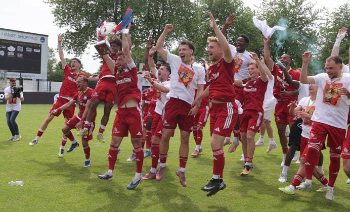 Fabio Maiolo (1. FC Phoenix Luebeck) und sein Team praesentiert den Fans den Landespokal Fussball, Herren, Saison2025 2026, Landespokalfinale Schleswig Holstein, Joda Park Todesfelde, SV Todesfelde gegen Phoenix Luebeck, 1-4 DFL REGULATIONS PROHIBIT ANY USE OF PHOTOGRAPHS AS IMAGE SEQUENCES AND OR QUASI-VIDEO.