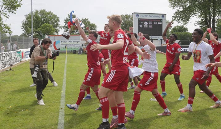 Fabio Maiolo (1. FC Phoenix Luebeck) und sein Team praesentiert den Fans den Landespokal Fussball, Herren, Saison2025 2026, Landespokalfinale Schleswig Holstein, Joda Park Todesfelde, SV Todesfelde gegen Phoenix Luebeck, 1-4 DFL REGULATIONS PROHIBIT ANY USE OF PHOTOGRAPHS AS IMAGE SEQUENCES AND OR QUASI-VIDEO.
