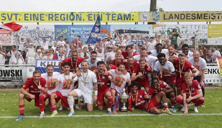 Fabio Maiolo (1. FC Phoenix Luebeck) und sein Team praesentiert den Fans den Landespokal Fussball, Herren, Saison2025 2026, Landespokalfinale Schleswig Holstein, Joda Park Todesfelde, SV Todesfelde gegen Phoenix Luebeck, 1-4 DFL REGULATIONS PROHIBIT ANY USE OF PHOTOGRAPHS AS IMAGE SEQUENCES AND OR QUASI-VIDEO.