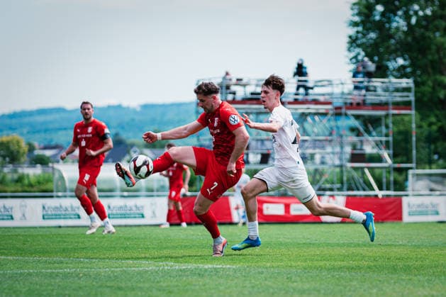 Niedersachsen-Pokal: TuS Bersenbrück vs. Lüneburger SK, 23.05.2026 Tjark Etienne Dörr (Lüneburger SK Hansa, 20) gegen Patrick Greten (TuS Bersenbrück, 7); Niedersachsen-Pokal, Finale (Amateure): TuS Bersenbrück vs. Lüneburger SK am 23.05.2026 im August-Wenzel-Stadion, Barsinghausen Copyright: xBEAUTIFULxSPORTS Tonhäuserx