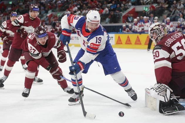 23.05.2026 Swiss Life Arena Zuerich , SCHWEIZ, Herren Eishockey IIHF World Championship, WM, Weltmeisterschaft Zurich 2026 Gruppe A LAT - USA Matthew Tkachuk (USA) vor Torwart Kristers Gudlevskis (LAT)