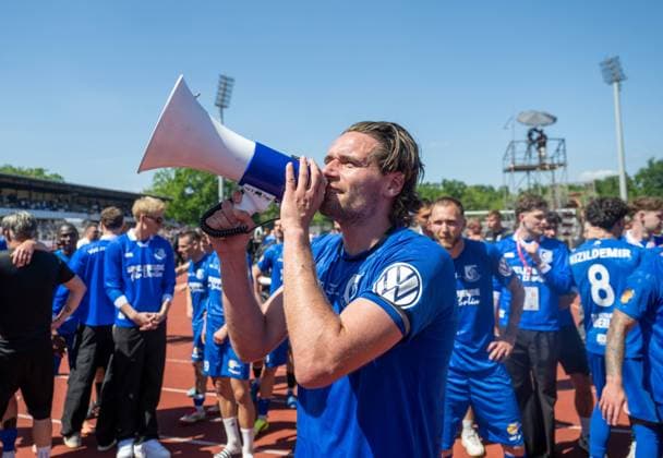 Fußball, Herren, Saison 2025 2026, Finale COSY-WASCH Landespokal Berlin, VSG Altglienicke - BFC Dynamo, Jonas Nietfeld (VSG Altglienicke) mit Megafon, Jubel nach dem Abpfiff, 23.05. 2026, Copyright: xMatthiasxKochx