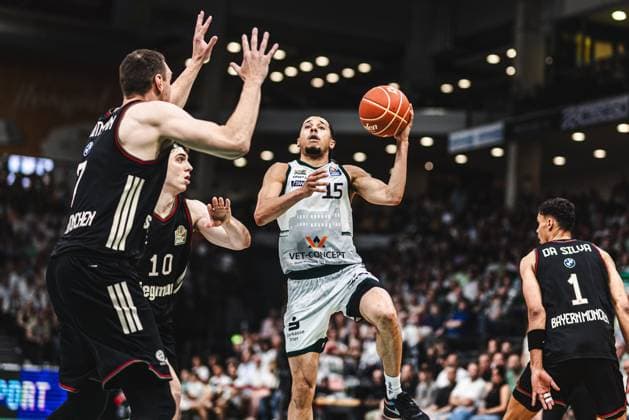 Sport Bilder des Tages Jordan Roland (Gladiators Trier) im Zweikampf mit Justinian Jessup (FC Bayern Muenchen Basketball) und Johannes Voigtmann (FC Bayern Muenchen Basketball), Vet Concept Gladiators Trier vs FC Bayern Muenchen Basketball, Basketball, easyCredit BBL, Playoffs, Viertelfinale, Spiel 3, Saison 2025 2026, 23.05.2026 Vet Concept Gladiators Trier vs FC Bayern Muenchen Basketball, Basketball, easyCredit BBL, Playoffs, Viertelfinale, Spiel 3, Saison 2025 2026, 23.05.2026 *** Jordan Roland Gladiators Trier in a duel with Justinian Jessup FC Bayern Muenchen Basketball and Johannes Voigtmann FC Bayern Muenchen Basketball , Vet Concept Gladiators Trier vs FC Bayern Muenchen Basketball, Basketball, easyCredit BBL, Playoffs, Quarterfinals, Game 3, Season 2025 2026, 23 05 2026 Vet Concept Gladiators Trier vs FC Bayern Muenchen Basketball, Basketball, easyCredit BBL, Playoffs, Quarterfinals, Game 3, Season 2025 2026, 23 05 2026 Copyright: xEibner-Pressefoto AlexanderxNeisx EP_ANS