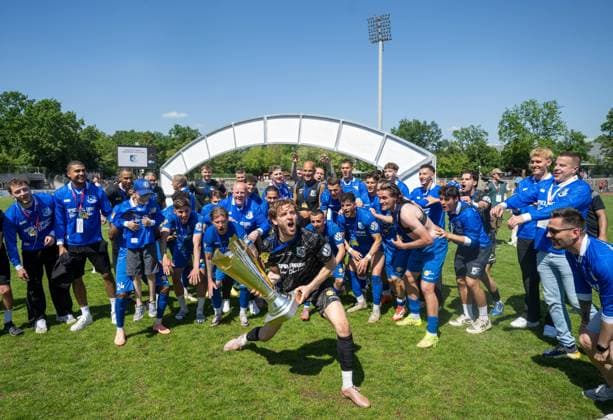 Fußball, Herren, Saison 2025 2026, Finale COSY-WASCH Landespokal Berlin, VSG Altglienicke - BFC Dynamo, Torwart Luis Zwick (VSG Altglienicke) mit Pokal, Jubel nach dem Abpfiff, 23.05. 2026, Copyright: xMatthiasxKochx