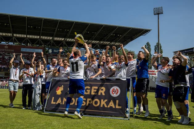 Cottbus, Deutschland 23. Mai 2026: Landespokal Brandenburg - 2025 2026 - Finale - FC Energie Cottbus gegen VfB Krieschow Im Bild: Der VfB Krieschow gewinnt den Landespokal. DFB regulations prohibit any use of photographs as image sequences and or quasi-video. LEAG Energie Stadion Brandenburg Copyright: xFotostandx xWeilandx