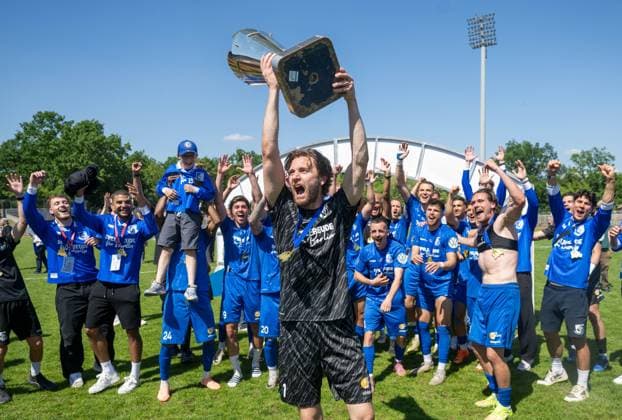 Sport Bilder des Tages Fußball, Herren, Saison 2025 2026, Finale COSY-WASCH Landespokal Berlin, VSG Altglienicke - BFC Dynamo, Torwart Luis Zwick (VSG Altglienicke) mit Pokal, Jubel nach dem Abpfiff, 23.05. 2026, *** Soccer, Men, Season 2025 2026, Final COSY WASCH Landespokal Berlin, VSG Altglienicke BFC Dynamo, Goalkeeper Luis Zwick VSG Altglienicke with trophy, Cheering after the final whistle, 23 05 2026, Copyright: xMatthiasxKochx