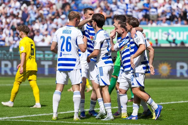 23.05.2026, xydrx, Herren, Fußball, Finaltag der Amateure, Finale Niederrheinpokal, SC St. Tönis 11 ‹20 - MSV Duisburg, Saison 2025 2026, Schauinsland-Reisen-Arena: Torjubel nach dem Tor zum 1:0 für den MSV Duisburg durch Torschütze Patrick Sussek (MSV Duisburg, 37) zusammen mit Jan-Simon Symalla (MSV Duisburg, 23) und Florian Krueger (MSV Duisburg, 26) Copyright: HMBxMedia YannisxDreimann