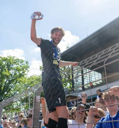 Fußball, Herren, Saison 2025 2026, Finale COSY-WASCH Landespokal Berlin, VSG Altglienicke - BFC Dynamo, Torwart Luis Zwick (VSG Altglienicke) beu den Fans auf dem Zaun, Jubel nach dem Abpfiff, 23.05. 2026, Copyright: xMatthiasxKochx