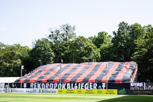 Finaltag der Amateure 2026: SC Fortuna Köln - FC Viktoria Köln; Sportpark Höhenberg, Köln; 23.05.2026 Fans von FC Viktoria Köln mit dem Choreo bis zum Spielbeginn. Finaltag der Amateure 2026: SC Fortuna Köln - FC Viktoria Köln; Sportpark Höhenberg, Köln; 23.05.2026 Copyright: xBEAUTIFULxSPORTS Buriakovx
