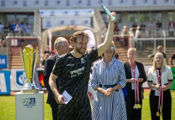 Fußball, Herren, Saison 2025 2026, Finale COSY-WASCH Landespokal Berlin, VSG Altglienicke - BFC Dynamo, Torwart Luis Zwick (VSG Altglienicke) mit Pokal und Auszeichnung als Spieler des Spiels, Jubel nach dem Abpfiff, 23.05. 2026, Copyright: xMatthiasxKochx