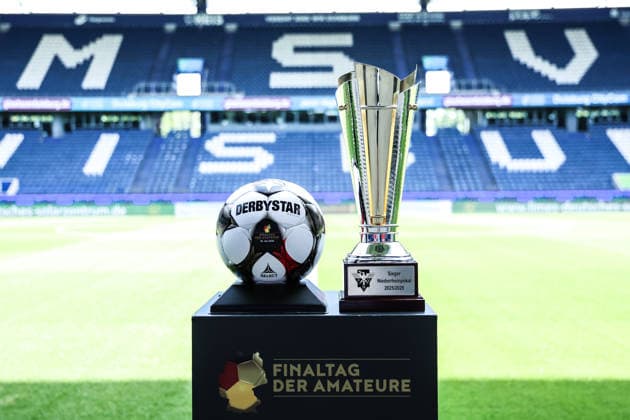 Fussball, FVN Niederrheinpokal Saison 2025 2026 Finale SC St. Tönos 11 20 vs MSV Duisburg 16.05.2026, schauinsland-reisen-arena Spielball von Derbystar für den Finaltag der Amateure mit dem Niederrheinpokal auf einer Stehle Duisburg schauinsland-reisen-arena Nordrhein-Westfalen Deutschland