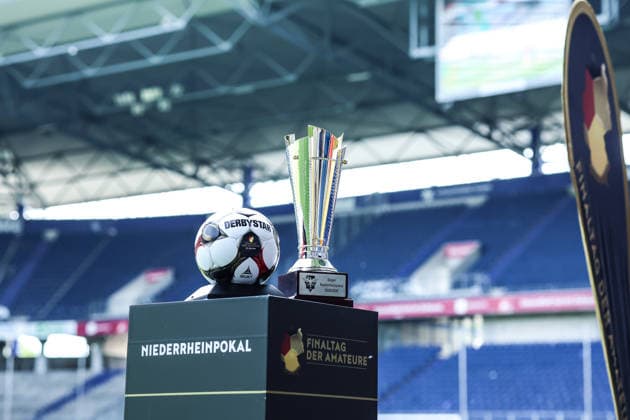 Fussball, FVN Niederrheinpokal Saison 2025 2026 Finale SC St. Tönos 11 20 vs MSV Duisburg 16.05.2026, schauinsland-reisen-arena Spielball von Derbystar für den Finaltag der Amateure mit dem Niederrheinpokal auf einer Stehle Duisburg schauinsland-reisen-arena Nordrhein-Westfalen Deutschland