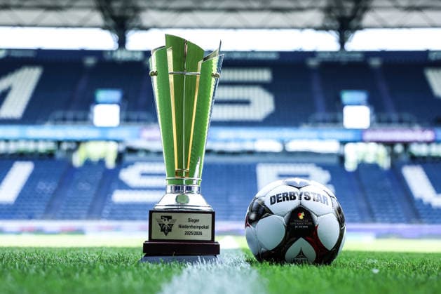 Fussball, FVN Niederrheinpokal Saison 2025 2026 Finale SC St. Tönos 11 20 vs MSV Duisburg 16.05.2026, schauinsland-reisen-arena Die Trophäe vom Niederrheinpokal vor dem Spiel mit dem Spielball für den Finaltag der Amateure von Derbystar Duisburg schauinsland-reisen-arena Nordrhein-Westfalen Deutschland