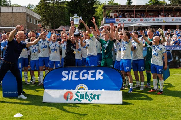 links Zeugwart Andreas Thiem (Rostock) und Franz Pfanne (Rostock) mit dem Siegerpokal; GER, FC Hansa Rostock vs. SV Pastow, Fußball, Männer, Lübzer Pils Landespokal, Finale, Spielzeit 2025 2026, 23.05.2026 Greifswald Volksstadion Mecklenburg - Vorpommern Deutschland *** on the left, caretaker Andreas Thiem Rostock and Franz Pfanne Rostock with the winners trophy GER, FC Hansa Rostock vs SV Pastow, soccer, men, Lübzer Pils Landespokal, final, season 2025 2026, 23 05 2026 Greifswald Volksstadion Mecklenburg Vorpommern Germany