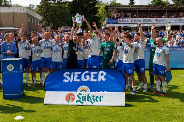 links Zeugwart Andreas Thiem (Rostock) und Franz Pfanne (Rostock) mit dem Siegerpokal; GER, FC Hansa Rostock vs. SV Pastow, Fußball, Männer, Lübzer Pils Landespokal, Finale, Spielzeit 2025 2026, 23.05.2026 Greifswald Volksstadion Mecklenburg - Vorpommern Deutschland