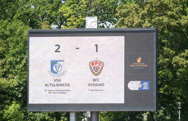 Fußball, Herren, Saison 2025 2026, Finale COSY-WASCH Landespokal Berlin, VSG Altglienicke - BFC Dynamo, Anzeigetafel mit 2:1-Endstand, 23.05. 2026, Copyright: xMatthiasxKochx