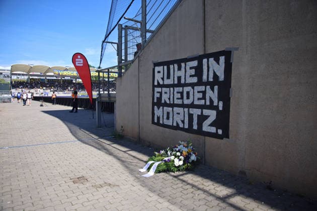 23.05.2026, Fussball, Herren, Sparkassen-Pokal Saarland Finale, Saison 2025 2026, 1. FC Saarbrücken - FC 08 Homburg, Offizielle des 1. FC Saarbrücken und Fans des 1. FC Saarbrücken haben am Unglücksort im Saarbrücker Ludwigsparkstadion, an dem FC Hansa Rostock Fan Moritz am 16. Mai 2026 von der Gästetribüne stürzte und wenige Tage danach im Krankenhaus verstarb, einen Trauerkranz niedergelegt. In stillem Gedenken, Ruhe in Frieden Saarbrücken Ludwigsparkstadion Saarland Deutschland (DEU) Copyright: xFabianxKleerx