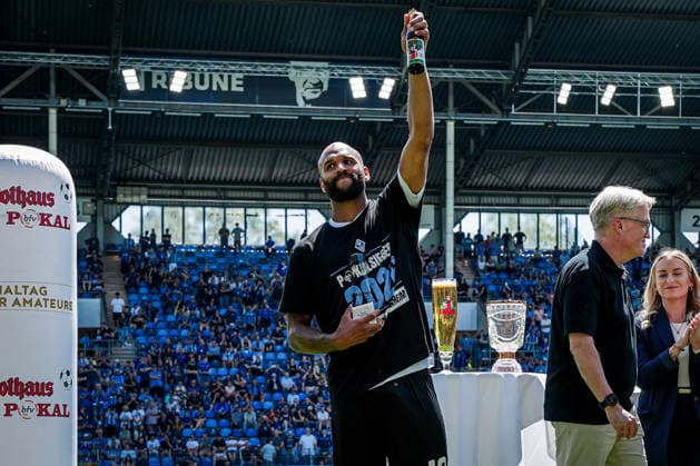 Deutschland: Fussball: bfv-Rothaus-Pokal 2025 2026 , Finale - VfR Mannheim vs SV Waldhof Mannheim - Carl-Benz-Stadion (Mannheim) : Terrence Boyd (SV Waldhof Mannheim, 13) Gestik, Geste, Freude, Emotionen Copyright: xBennetxLongx