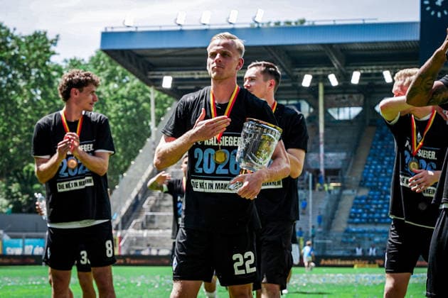 Deutschland: Fussball: bfv-Rothaus-Pokal 2025 2026 , Finale - VfR Mannheim vs SV Waldhof Mannheim - Carl-Benz-Stadion (Mannheim) : Janne Sietan (SV Waldhof Mannheim, 22) Mannschaft, Spieler, Jubel, Freude, Emotionen, Pokal Copyright: xBennetxLongx