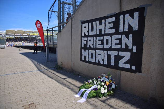 23.05.2026, Fussball, Herren, Sparkassen-Pokal Saarland Finale, Saison 2025 2026, 1. FC Saarbrücken - FC 08 Homburg, Offizielle des 1. FC Saarbrücken und Fans des 1. FC Saarbrücken haben am Unglücksort im Saarbrücker Ludwigsparkstadion, an dem FC Hansa Rostock Fan Moritz am 16. Mai 2026 von der Gästetribüne stürzte und wenige Tage danach im Krankenhaus verstarb, einen Trauerkranz niedergelegt. In stillem Gedenken, Ruhe in Frieden Saarbrücken Ludwigsparkstadion Saarland Deutschland (DEU) Copyright: xFabianxKleerx