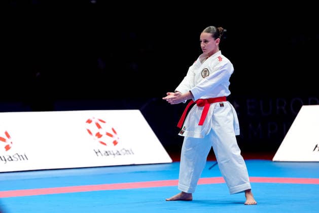 Deutschland: EKF Karate Europameisterschaft Seniors 2026 - Eissporthalle, Frankfurt: Lehner Tamara (AUT, Rot) während der Runde um die Bronze Medalie in der Kategorie Female Kata gegen Cruz Ana (POR, Blau) Frankfurt am Main Eissporthalle Frankfurt Hessen Deutschland Copyright: xKjetilxWaberx