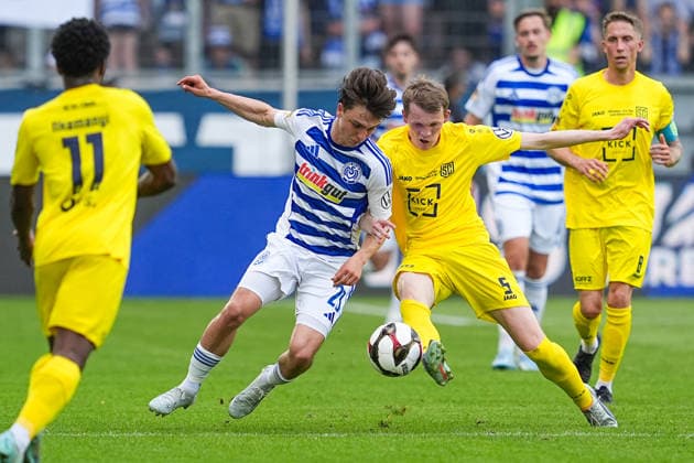 Sport Bilder des Tages 23.05.2026, xydrx, Herren, Fußball, Finaltag der Amateure, Finale Niederrheinpokal, SC St. Tönis 11 ‹20 - MSV Duisburg, Saison 2025 2026, Schauinsland-Reisen-Arena: Jan-Simon Symalla (MSV Duisburg, 23) im Zweikampf gegen Niklas Withofs (SC St. Tönis, 5) *** 23 05 2026, xydrx, men, soccer, amateur final day, Niederrheinpokal final, SC St Tönis 11 20 MSV Duisburg, season 2025 2026, Schauinsland Reisen Arena Jan Simon Symalla MSV Duisburg, 23 in duel against Niklas Withofs SC St Tönis, 5 Copyright: HMBxMedia YannisxDreimann