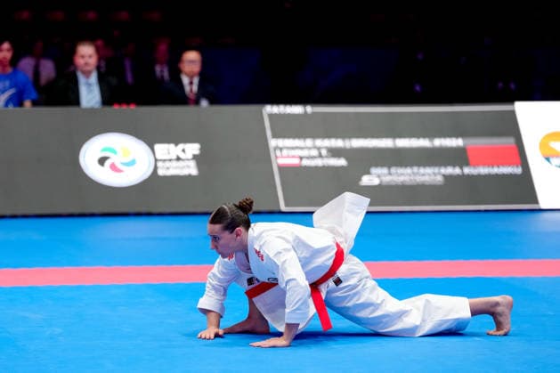 Deutschland: EKF Karate Europameisterschaft Seniors 2026 - Eissporthalle, Frankfurt: Lehner Tamara (AUT, Rot) während der Runde um die Bronze Medalie in der Kategorie Female Kata gegen Cruz Ana (POR, Blau) Frankfurt am Main Eissporthalle Frankfurt Hessen Deutschland Copyright: xKjetilxWaberx